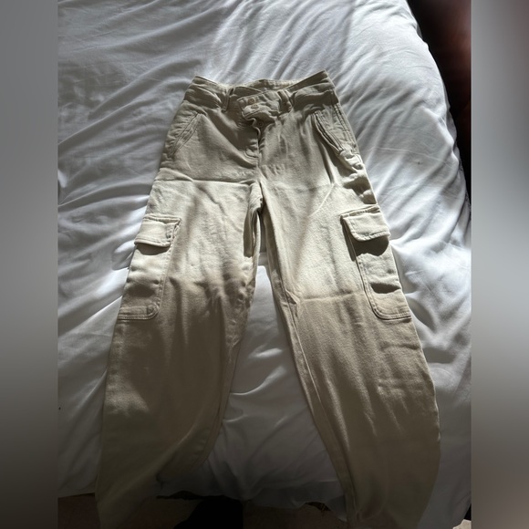 Aritzia Pants - Cream Wilfred cargo pants size 2